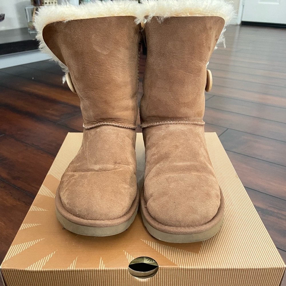 UGG W Bailey Button Women US Size 8 ( Used)